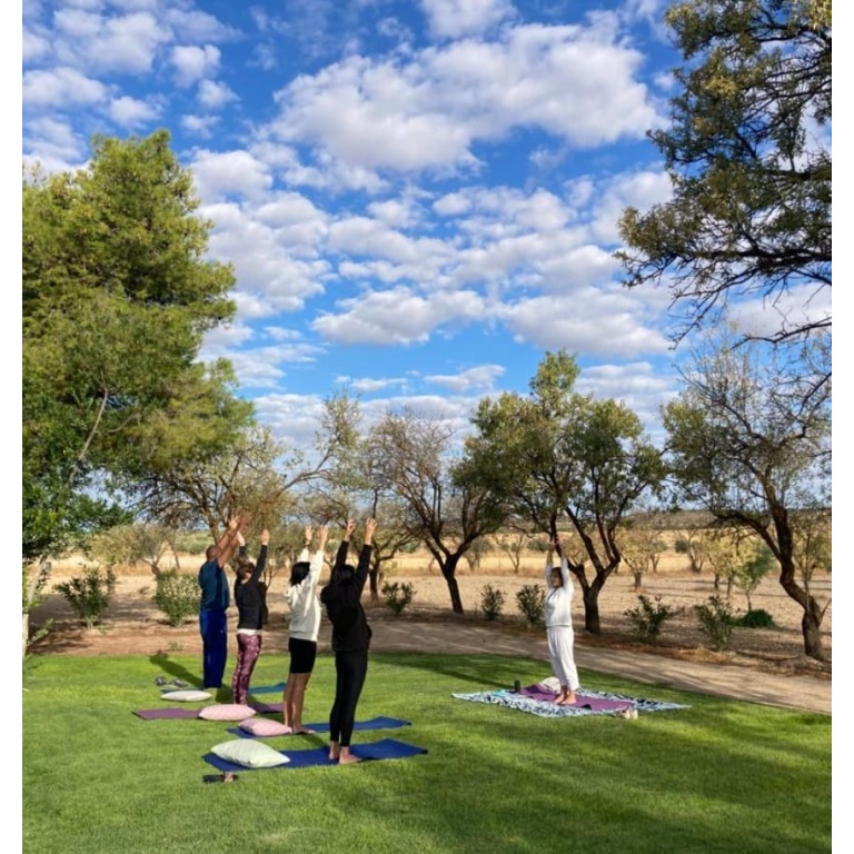 hacer yoga al aire libre